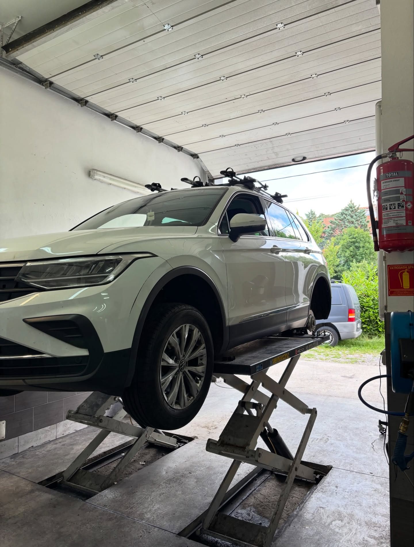 Volkswagen na dizalici tijekom servisa u CarDoctor radionici